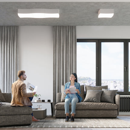 Plafonnier carré souple blanc installé au plafond d'un salon lumineux et épuré