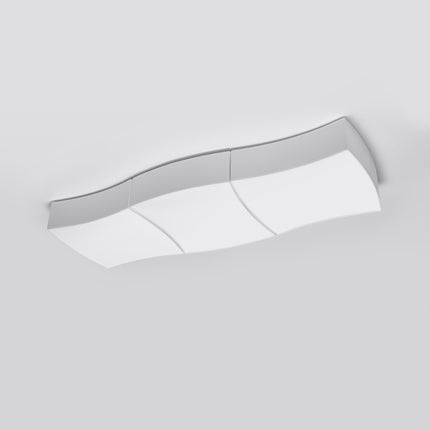 Vue en angle du plafonnier carré souple blanc triple, bandeau de trois modules blancs