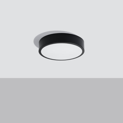 Vue en angle du plafonnier rond Cercle Moderne 30 cm noir, finition aluminium mat