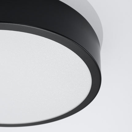 Vue de dessous du plafonnier Cercle Moderne 30 cm noir montrant le diffuseur LED