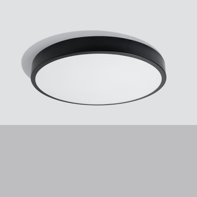 Vue en angle du plafonnier rond Cercle Moderne 60 cm noir, finition aluminium mat