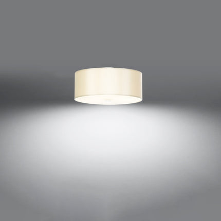Plafonnier Cercle Plein blanc 30 cm vu de trois quarts, tambour en tissu et diffuseur en verre éclairé.