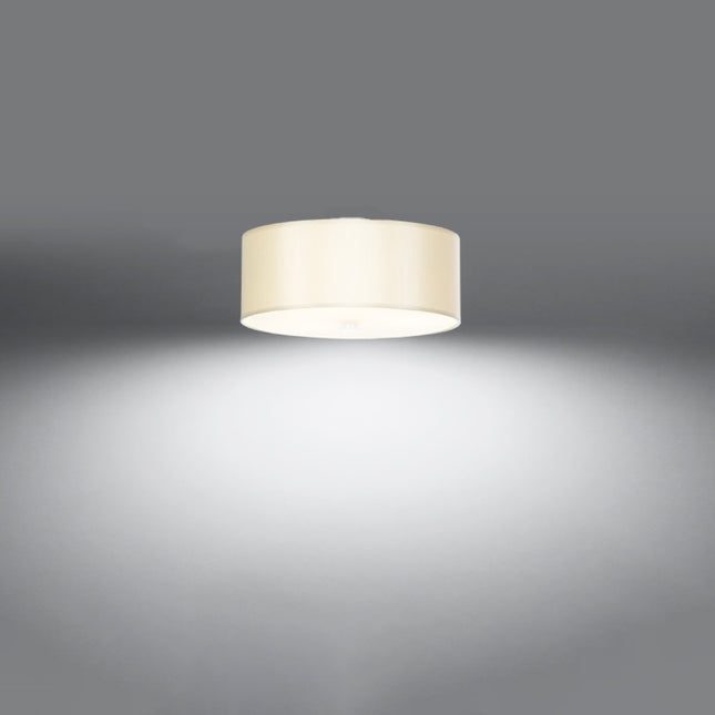 Plafonnier Cercle Plein blanc 30 cm vu de trois quarts, tambour en tissu et diffuseur en verre éclairé.