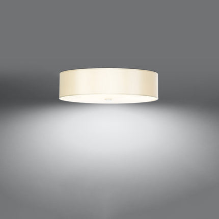 Plafonnier Cercle Plein blanc 50 cm vu de trois quarts, large tambour en tissu et diffuseur en verre éclairé.