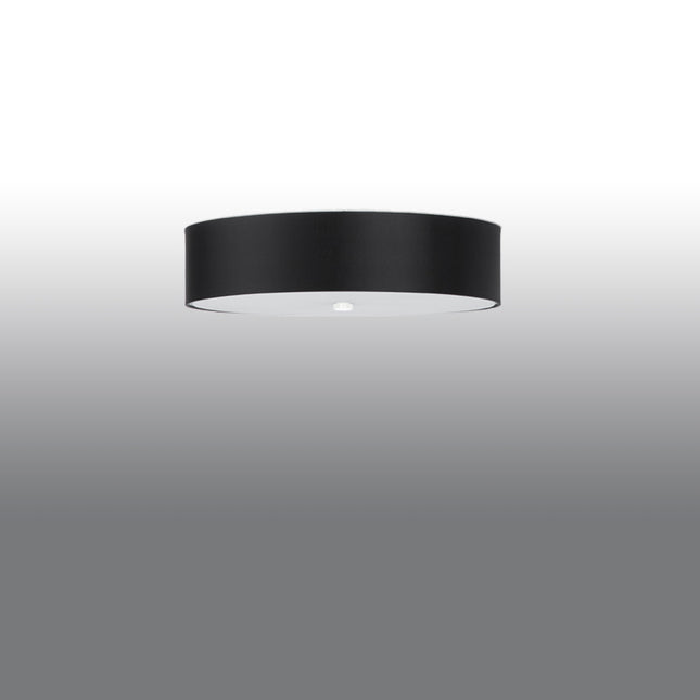 Abat-jour tambour noir du plafonnier Cercle Plein 50 cm, vue légèrement de côté sur fond clair.