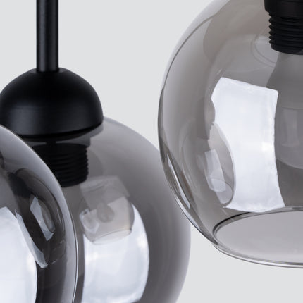 Détail de la rosace en acier noir mat et du culot E27 du plafonnier Cloche 3 lumières