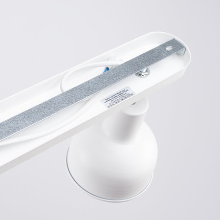 Gros plan sur la rotule chromée d'une cloche du plafonnier Elba blanc
