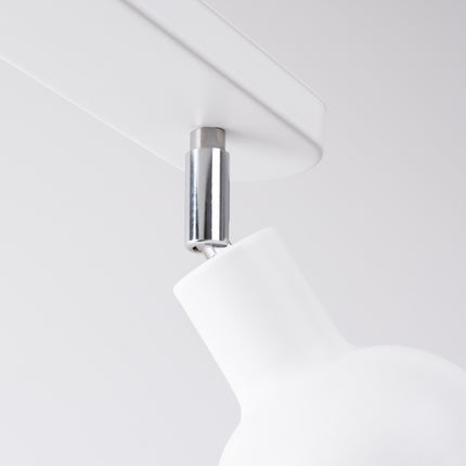 Plafonnier Elba blanc, angle rapproché sur la finition acier mat