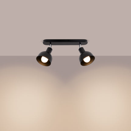 Vue d'ensemble d'une chambre éclairée par le plafonnier Elba noir deux spots