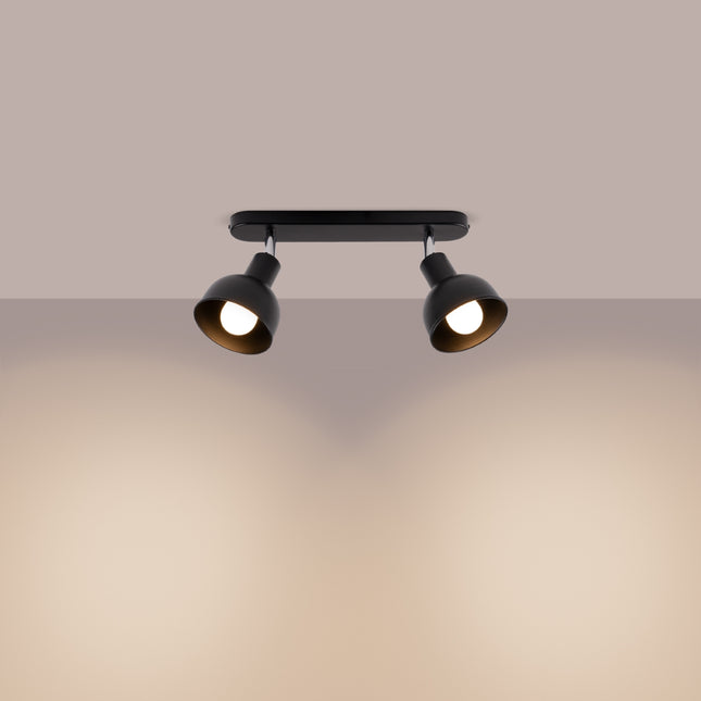 Vue d'ensemble d'une chambre éclairée par le plafonnier Elba noir deux spots