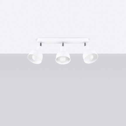 Plafonnier Elba blanc trois spots installé au plafond d'une chambre