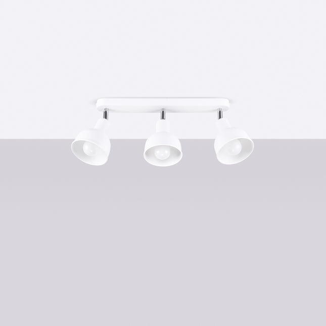 Plafonnier Elba blanc trois spots installé au plafond d'une chambre