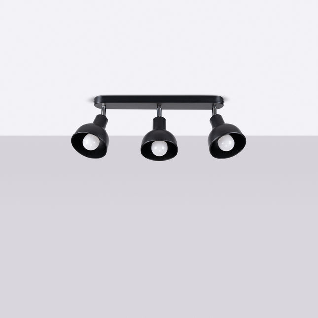 Plafonnier Elba noir trois spots installé au plafond d'une chambre