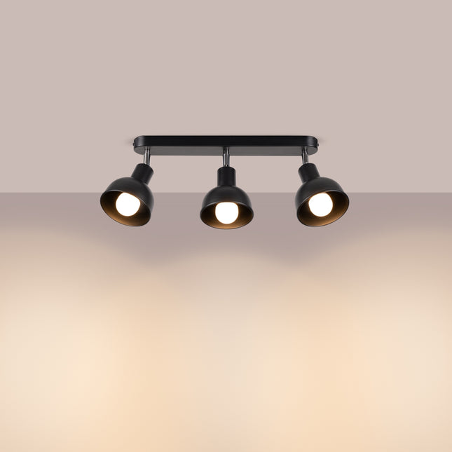 Vue d'ensemble d'une chambre éclairée par le plafonnier Elba noir trois spots