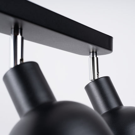 Détail des trois cloches orientables en acier noir du plafonnier Elba