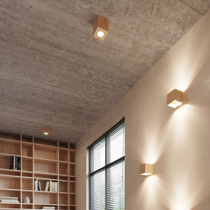 Plafonnier Cube en Bois Naturel dans un intérieur contemporain