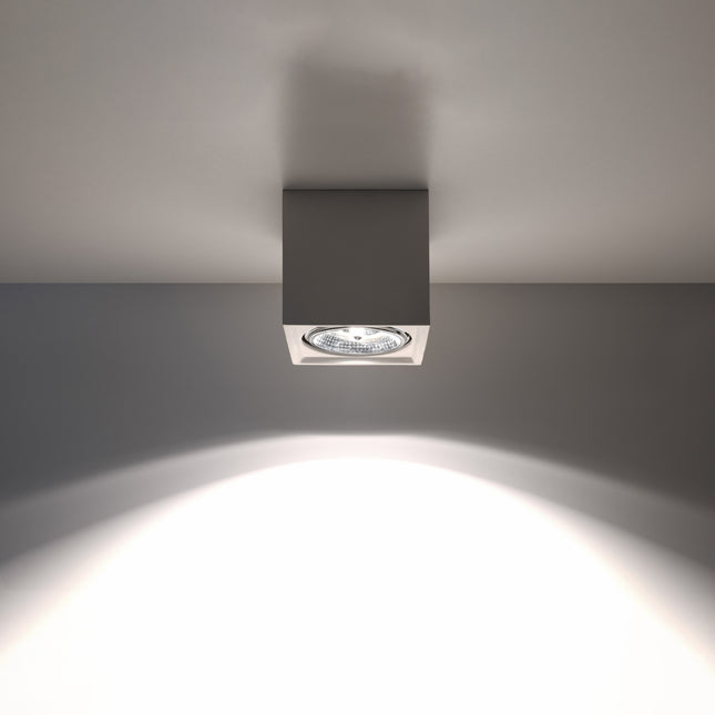 Detail du reflecteur orientable du plafonnier cube céramique blanc pour ampoule GU10