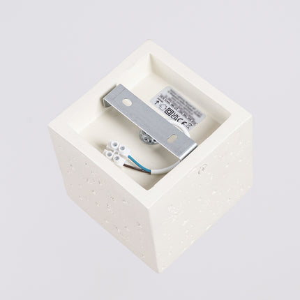 Plafonnier Cube en Béton Beige, vue sur fond coloré