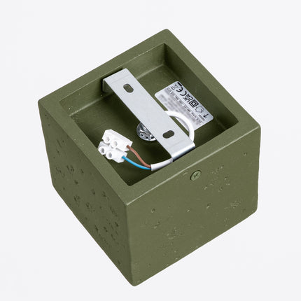 Plafonnier Cube en Béton Vert Olive, vue sur fond coloré