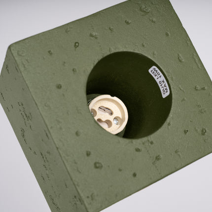 Plafonnier Cube en Béton Vert Olive, packshot de trois quarts