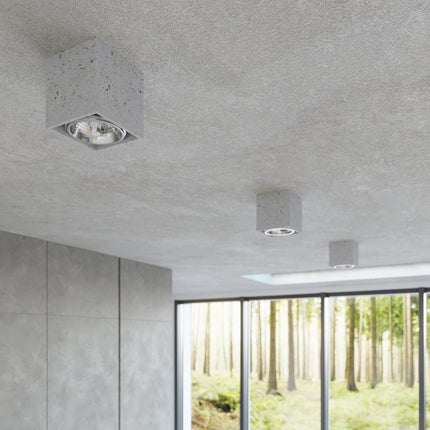 Détail de plafonniers Cube Industriel en béton au plafond, vue rapprochée