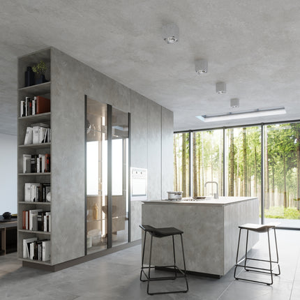 Vue d'ensemble d'une cuisine éclairée par des plafonniers Cube Industriel en béton