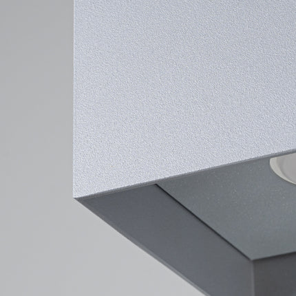 Détail du spot GU10 intégré sous le plafonnier Cube Intemporel gris