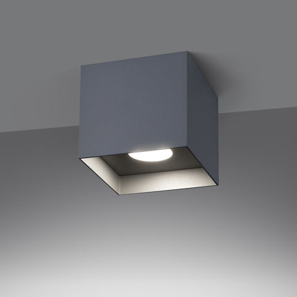 Plafonnier Cube Intemporel gris, vue en angle laissant voir le spot GU10 sous le cube