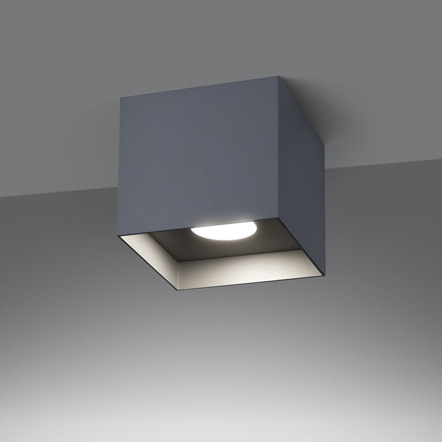 Plafonnier Cube Intemporel gris, vue en angle laissant voir le spot GU10 sous le cube