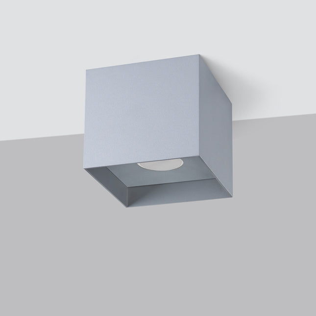 Plafonnier Cube Intemporel gris, vue de face montrant les lignes carrées du boîtier