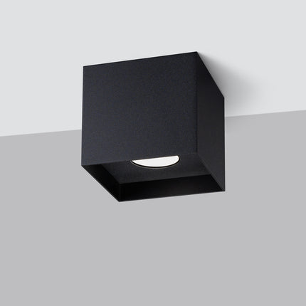 Plafonnier Cube Intemporel noir, vue de face montrant les lignes carrées du boîtier
