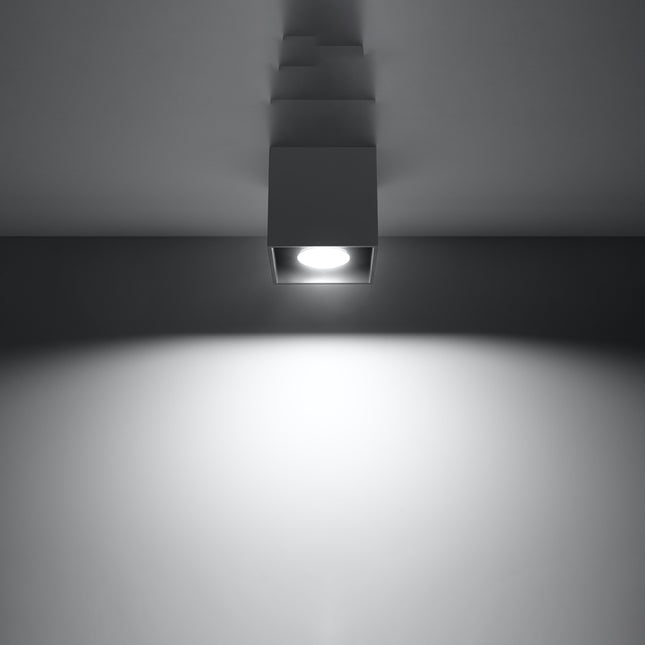 Plafonnier cube anthracite allumé, faisceau net vers le bas