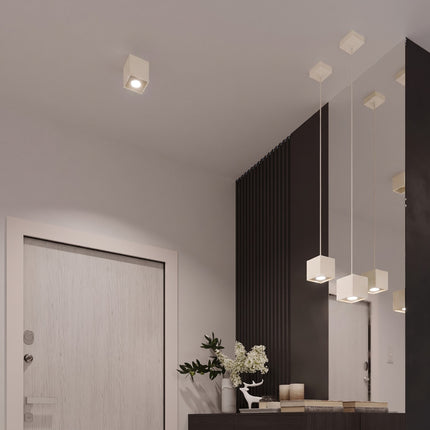 Plafonnier Cube LED beige clair dans une entrée contemporaine
