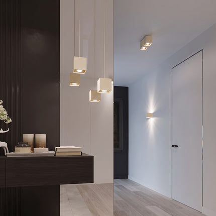 Plafonnier Cube LED beige clair dans un couloir clair
