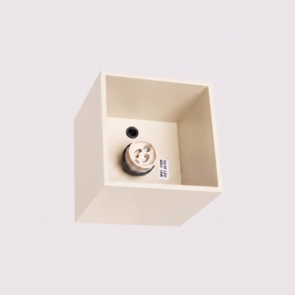 Plafonnier Cube LED beige clair, détail de la douille et du support