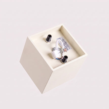 Plafonnier Cube LED beige clair, détail du système de fixation