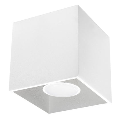 Plafonnier cube LED blanc en aluminium sur fond neutre