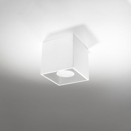 Plafonnier cube LED blanc en aluminium au plafond d'un salon contemporain