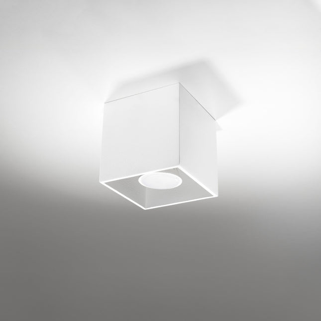 Plafonnier cube LED blanc en aluminium au plafond d'un salon contemporain