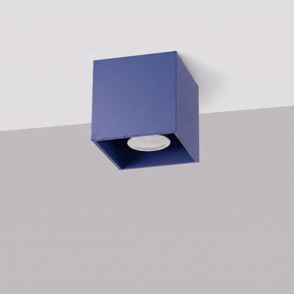 Plafonnier Cube LED bleu outremer, vue en situation sur fond clair