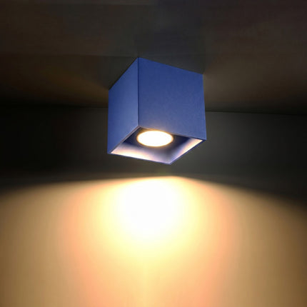Plafonnier Cube LED bleu outremer allumée, faisceau net sur le mur