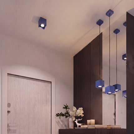 Plafonnier Cube LED bleu outremer dans une entrée contemporaine