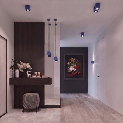Plafonnier Cube LED bleu outremer au-dessus d'un plan de travail
