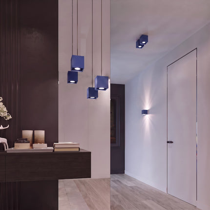 Plafonnier Cube LED bleu outremer dans un couloir clair