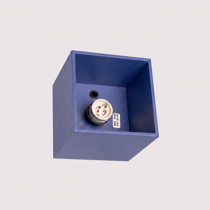 Plafonnier Cube LED bleu outremer, détail de la douille et du support