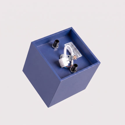 Plafonnier Cube LED bleu outremer, détail du système de fixation