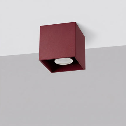 Plafonnier Cube LED bordeaux, vue en situation sur fond clair