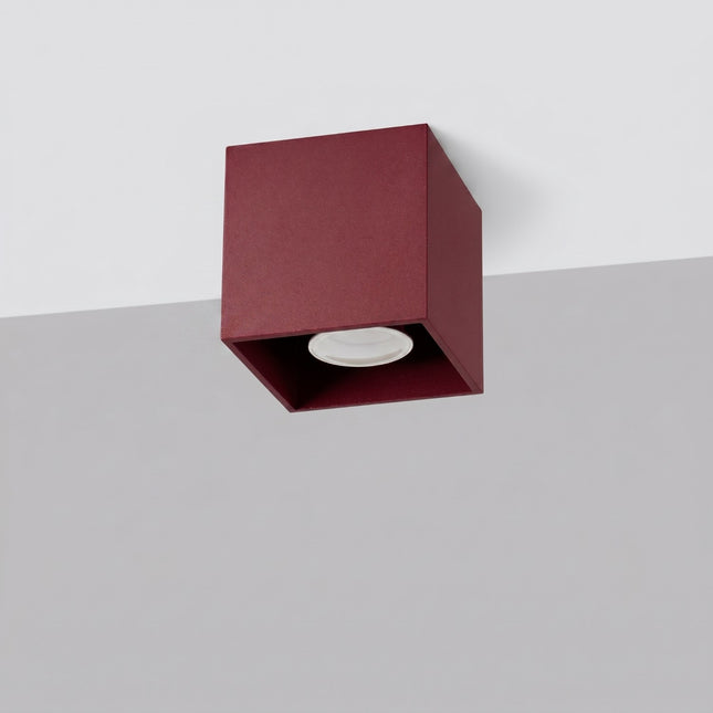 Plafonnier Cube LED bordeaux, vue en situation sur fond clair