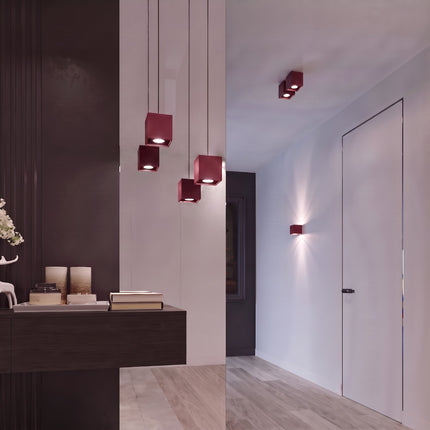 Plafonnier Cube LED bordeaux dans un couloir clair