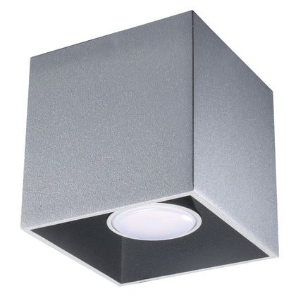 Plafonnier cube LED gris en aluminium sur fond neutre